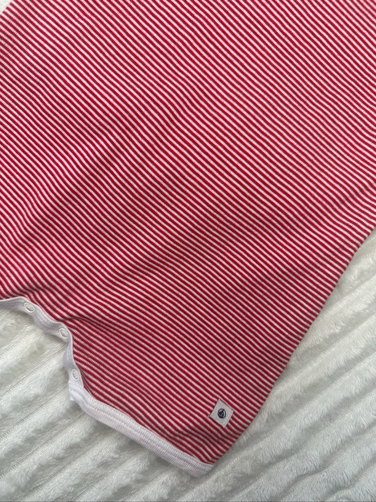 Barboteuse Petit Bateau 12 mois rayé rouge et blanc  – photo 3